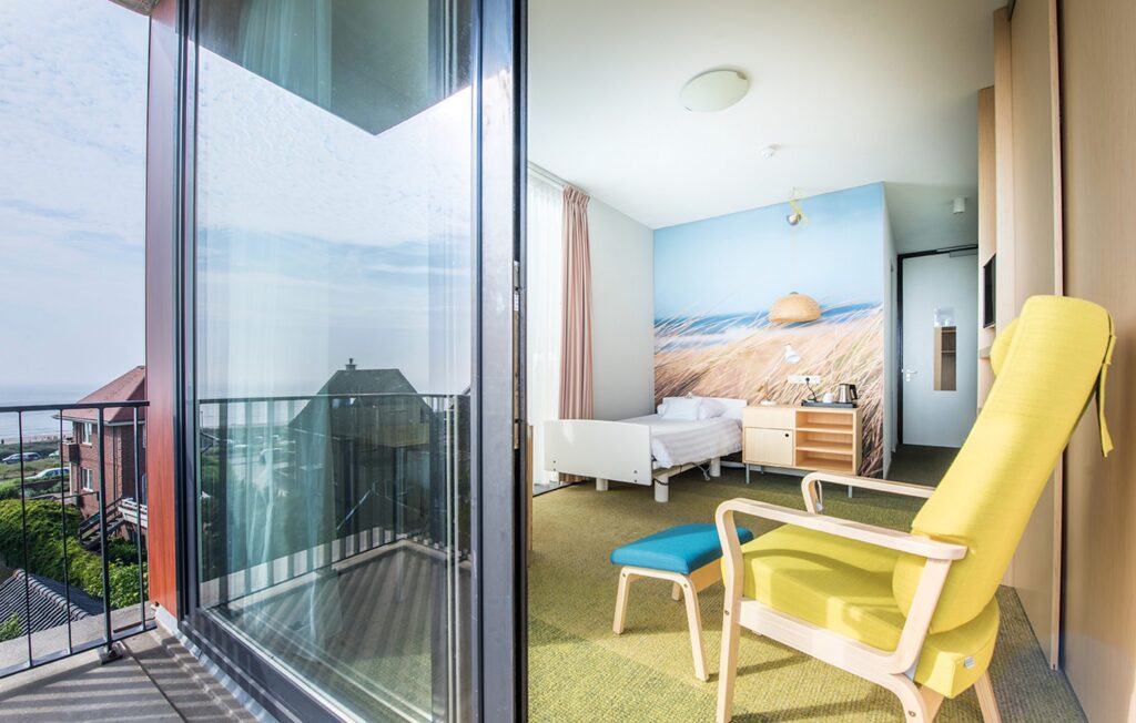Zorghotel heeft een ruim restaurant, een terras en een panoramaterras met uitzicht op zee