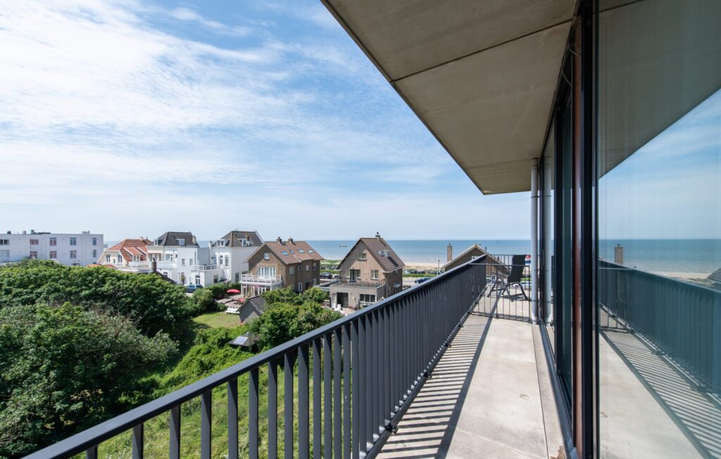 Zorghotel heeft een ruim restaurant, een terras en een panoramaterras met uitzicht op zee